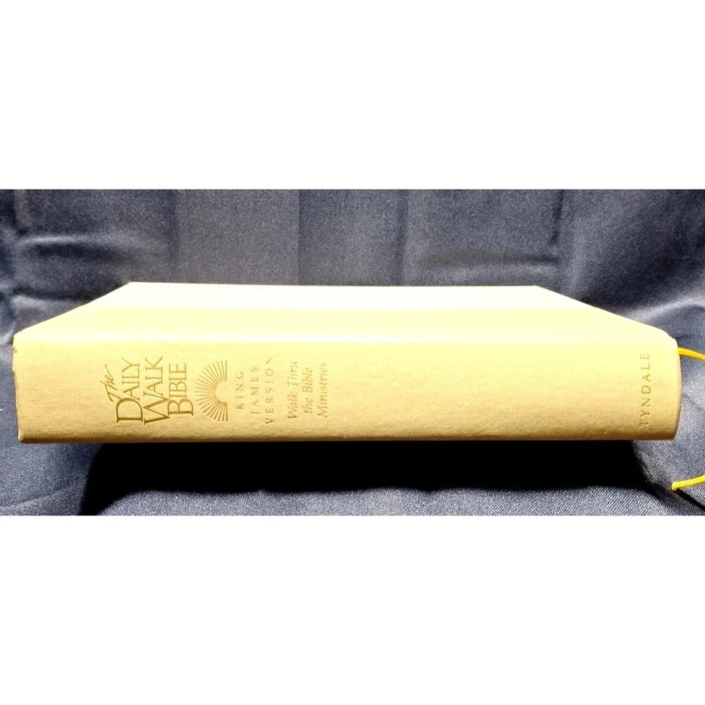 THE DAILY WALK BIBLE KJV Tyndale Hardcover 365 Day Bible Great Condition Inside